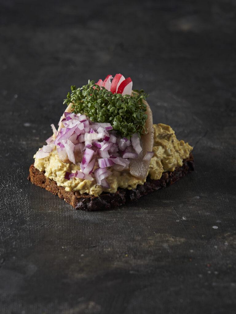 Smørrebrød med Æggesalat og hvid sild